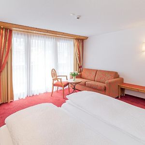 Zimmer mit Kingsize-Bett