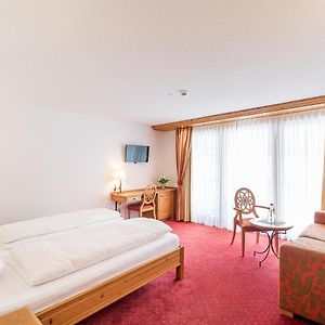 Zimmer mit Kingsize-Bett